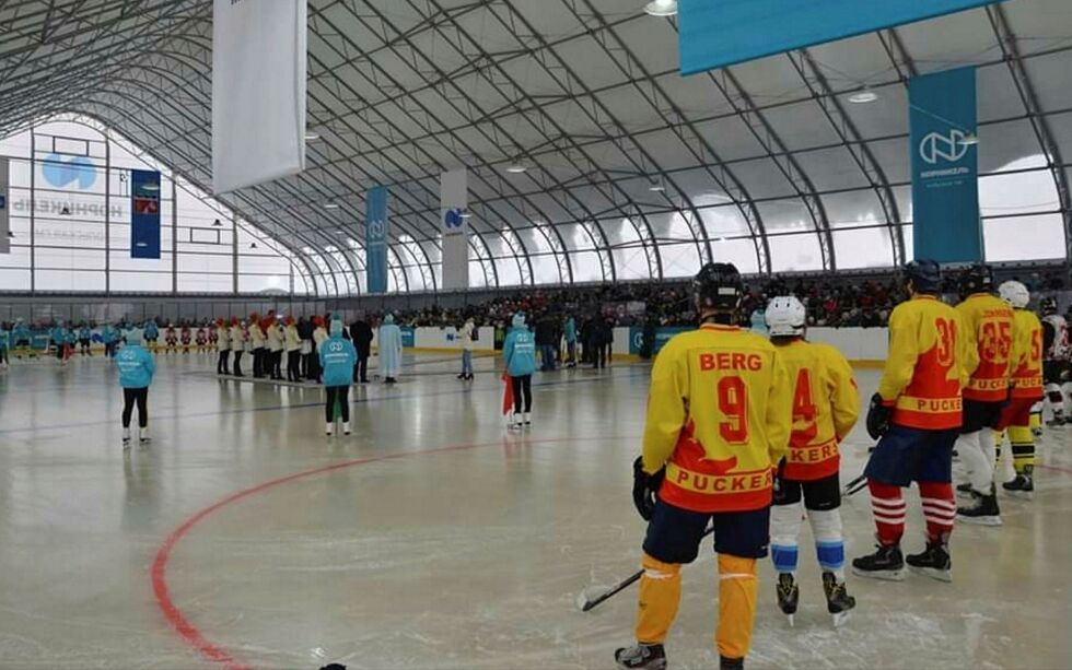 Kir­ke­nes Puc­kers er nå nærmere en rea­li­se­ring av en is­hall. Her er klub­ben un­der en tur­ne­ring i Za­pol­jar­nyj. 
FOTO: CLAUS BER­GER­SEN