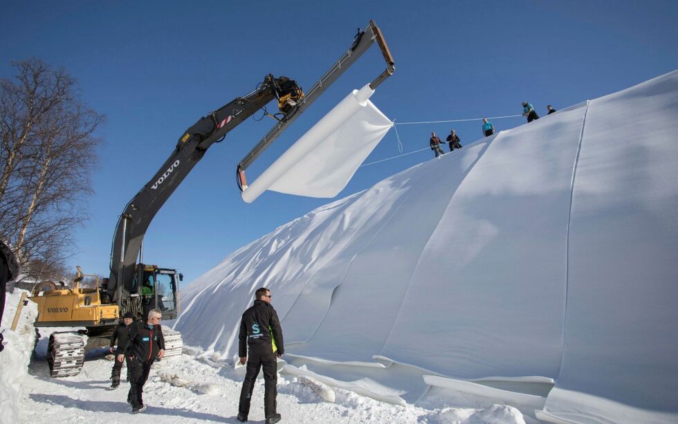 Snehotellet har selv utviklet og produsert utstyret lokalt, som brukes til å trekke isoleringsduken over det 18 meter høye snehotellet.
 Foto: Silje L Kvammen