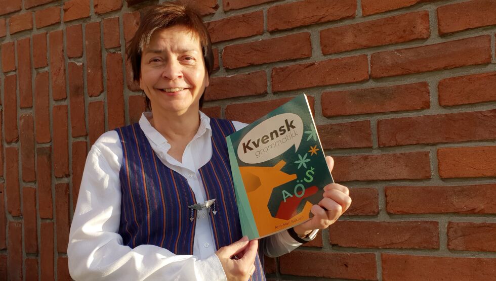 Ann-Mari Isaksen ble frikjøpt fra sin jobb som lærer ved skolen i Lakselv i 2016, for å jobbe på Kainun institutti - Kvensk institutt i Børselv. Dette er resultatet av det: en lærebok i kvænsk grammatikk.
 Foto: Arne Hauge/Ruijan Kaiku