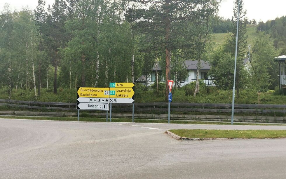 Her viser skiltingen at du må ta til høyre for å komme deg til Alta. Problemet er at den korteste og letteste veien til Alta går til venstre. Foto: June Helén Bjørnback