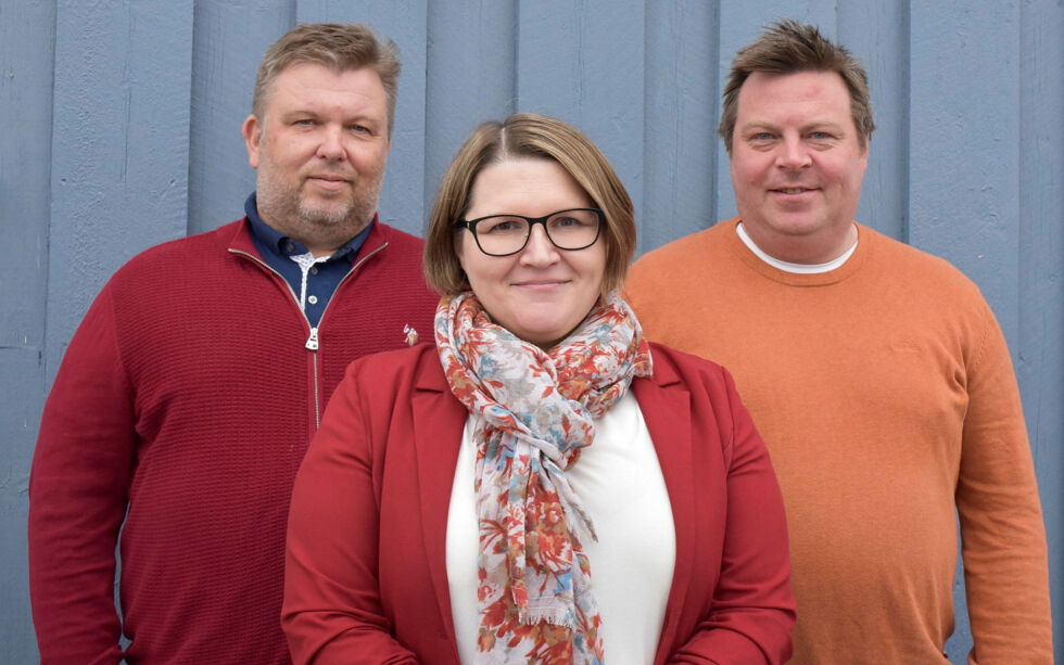 Sápmi næringshage jobber med å utvikle bedrifter og er en del av et nasjonalt næringshage-nettverk. Næringshagene blir målt etter hvor mye deres bedrifter vokser, og i år ble Sápmi næringshage best i landet. Her står Solveig sammen med seniorrådgiver Morten Ballari (til venstre) fra kontoret i Tana og Stig Arne Somby fra kontoret i Karasjok.
Foto: Irene Andersen