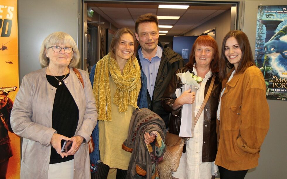 Filmskaper og skuespiller Ida Nilsen (til høyre) hadde med seg både mormor Lisbet Sivertsen, søster Julia, pappa Geir og mamma Carina til førpremieren på Vadsø kino.
ALLE FOTO: TORBJØRN ITTELIN