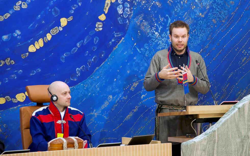 Sametingsråd Mikkel Eskil Mikkelsen (NSR). Til venstre plenumsleder Tom Sottinen (Ap).
Foto: Steinar Solaas