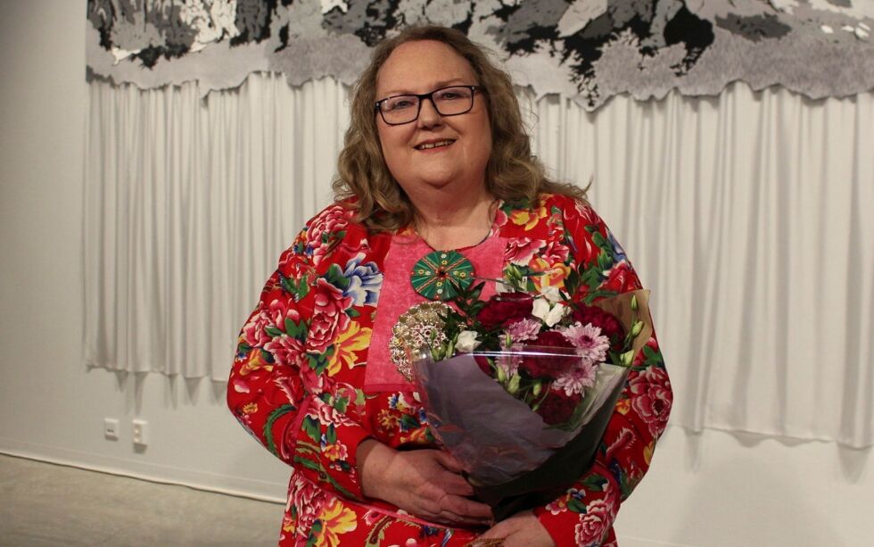 Hilde Skan­cke Pe­der­sen mot­tok bloms­ter un­der åp­nin­gen av sin ut­still­ing «Vuoiŋŋastat – Ån­de­drag» på Sámi Dáid­da­guovd­dáš (SDG – Sam­isk Kunst­ner­sen­ter).
 Foto: Elise Embla Scheele