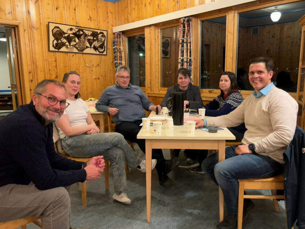 Harald Dirdal fra Grenselandet AS (fra venstre), Celina Rødbotten, Johnny Myhre, Mads Ståle Saari, Siv Irene Bøgeberg og Ørjan Larssen, den nyansatte samfunnskontakt i Kjøllefjord for St1 Norge, som skal selge Davvi prosjektet.
 Foto: Åsa Márgget Anti