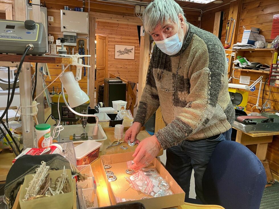 Andreas Lautz forteller at viserne vanligvis har ganske enkle ringer laget av horn eller messing. Men Anders Paulsens viser var en vakkert forseggjort sak.
 Foto: Birgitte Wisur Olsen