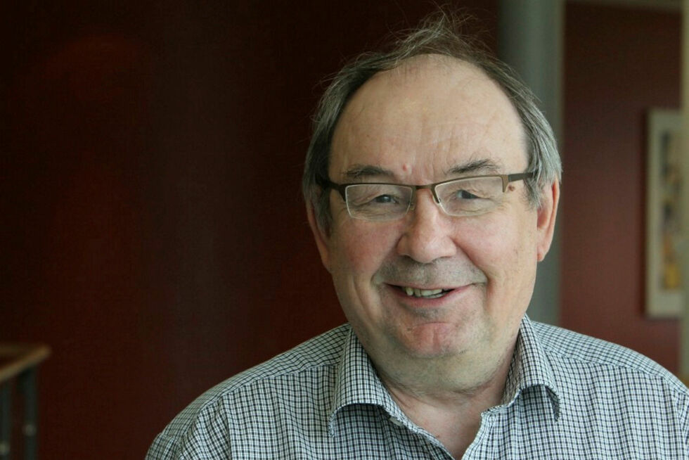 Professor emeritus Johan Klemet Hætta Kalstad peker på viktige forskjeller i organiseringen av reindrifta i sør og i nord.
 Foto: Samisk høgskole