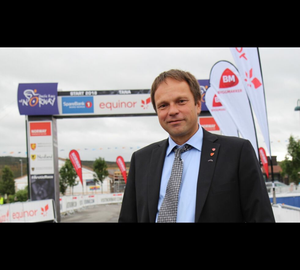 Tanaordfører Frank M. Ingilæ hadde tidlig i Stjernekamp-serien tro på at Ella Marie ville vinne det hele. – Ho har en egen personlighet på scenen, sier den stolte ordføreren.
 Foto: Torbjørn Ittelin