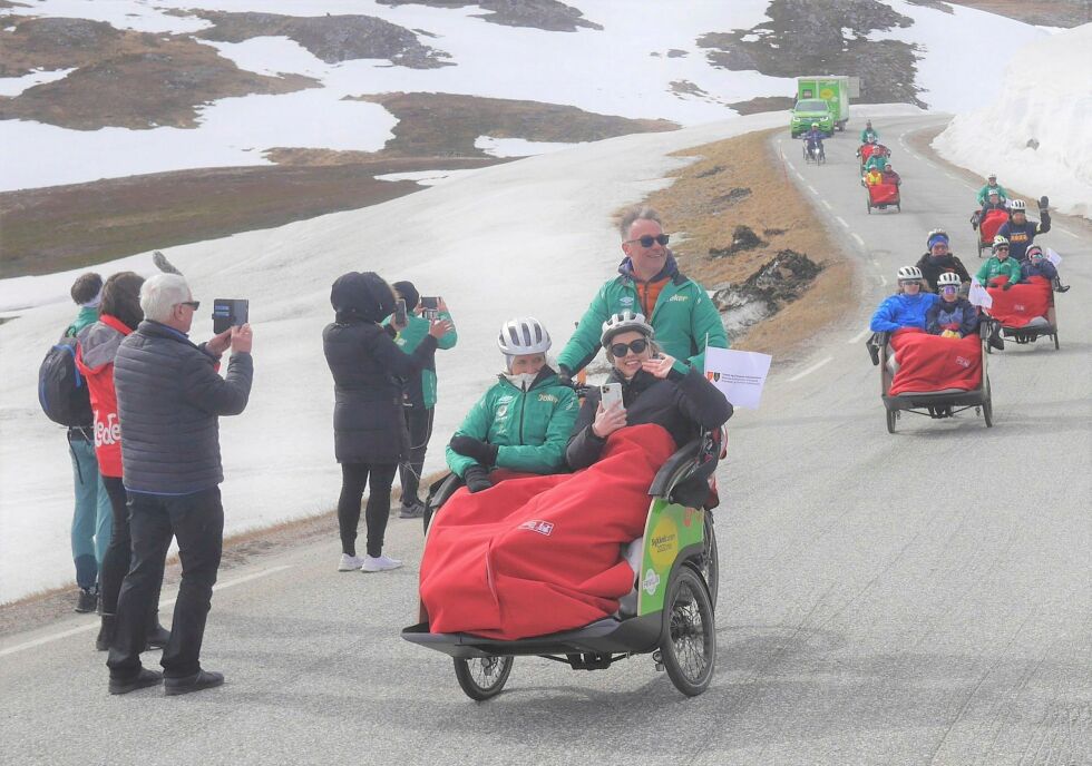 Her ankommer glade syklister Skarsvåg-krysset. mange hadde møtt frem for å hilse dem velkommen.
 Foto: Geir Johansen