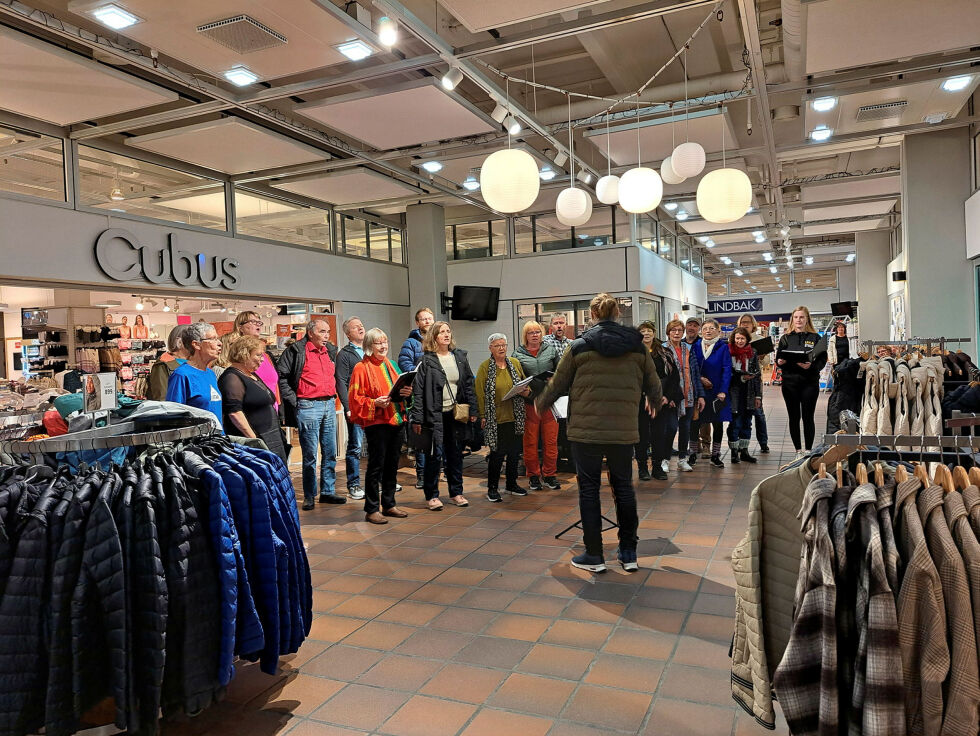 Koret Untak møtte opp til generalprøve foran Cubus i Lakselv.
 Foto: Liss Beth Gjertsen Nyby