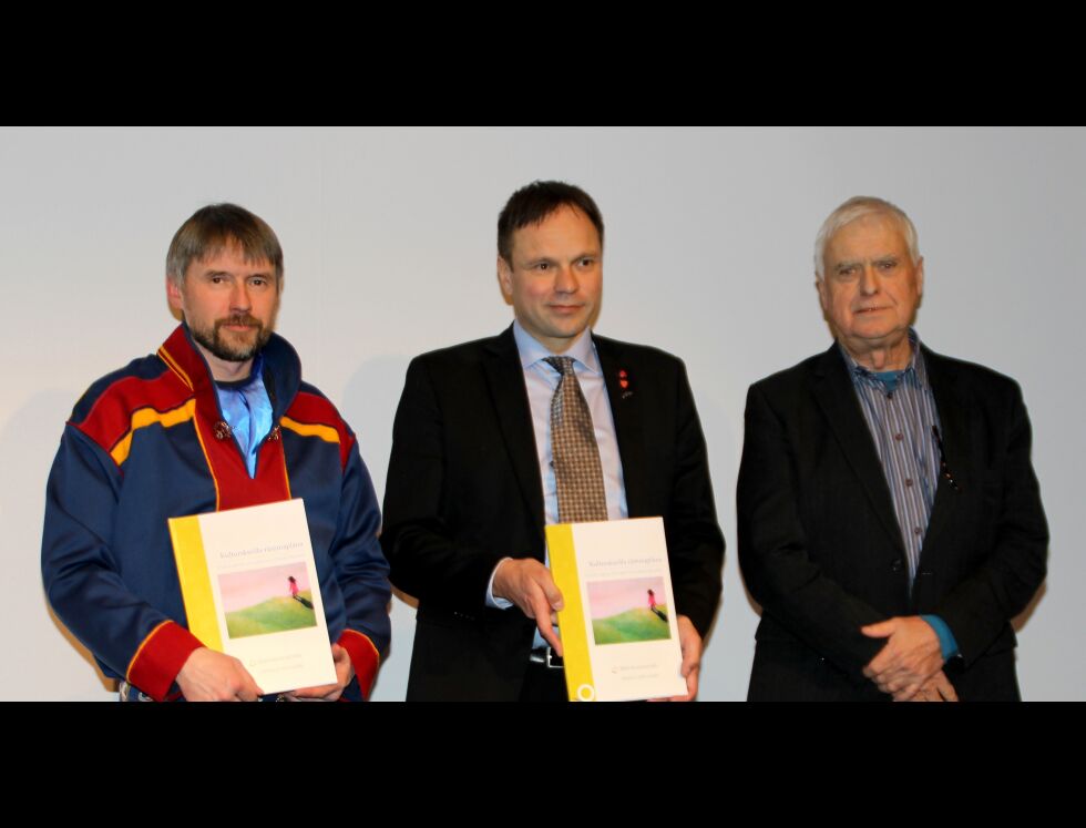 Kulturskolerektor Dag Broch og ordfører Frank Ingilæ fikk overakt hver sin utgave av den samiske versjonen av rammeplanen for kulturskolen fra styreleder for Norsk kulturskoleråd, Nils R. Sandal.
 Foto: Torbjørn Ittelin