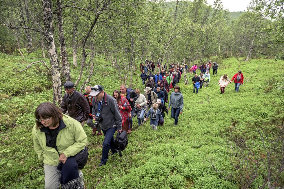 Historievandring kalles det, og er veldig populært på Márkomennu. Bildet er fra fjorårets historievandring.
 Foto: Trym I. Bergsmo