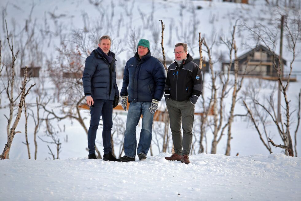 Fra venstre: Eirik Palm, Finnmarkseiendommen (FeFo), Tor Håvard Sund, Finnmark skogselskap og miljøvernrådgiver Tom Eirik Ness på befaring i Repparfjorddalen under planleggingen av konferansen «Natur i endring».
 Foto: FeFo