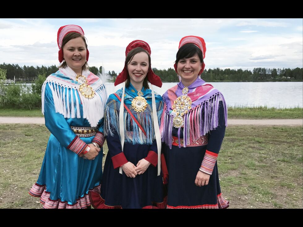 Sametingsråd Inger Eline Eriksen Fjellgren (Árja) (i midten) sammen med leder Sara Ellen Anne Eira og generalsekretær Risten Turi Aleksandersen i Samisk kirkeråd.
 Foto: Sametinget