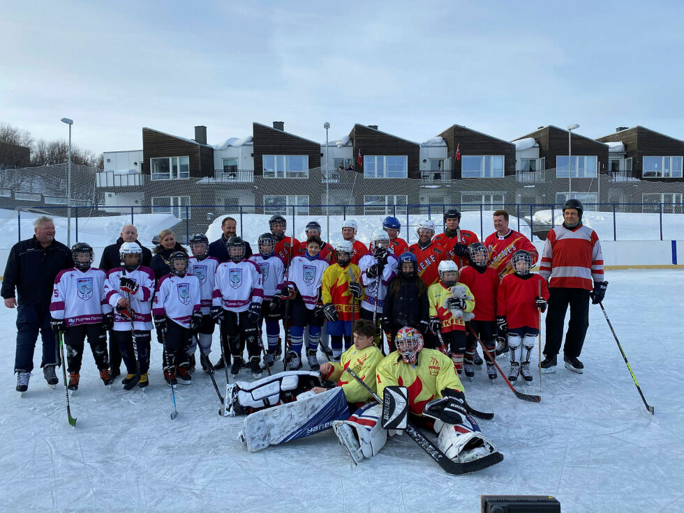 Her ser vi en del av spillerne til Kirkenes Puckers i forbindelse med kronprins Haakon Magnus sitt besøk nylig.
 Foto: Hallgeir Henriksen