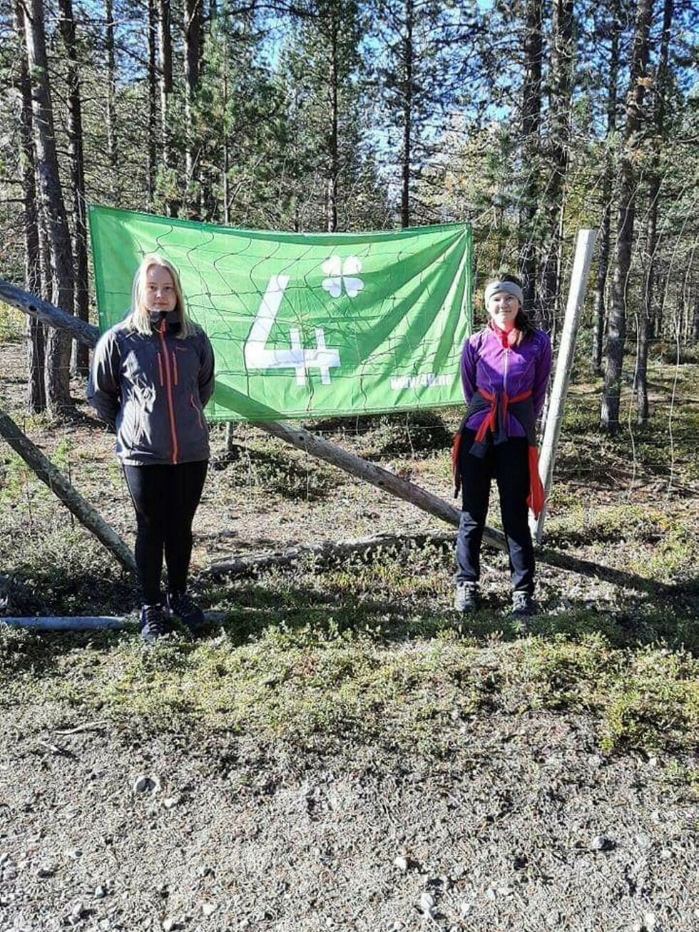Marie Kalliaien Kyrrö (til venstre) og Sara Mathilde Wara fra Pasvik 4H hadde laget turstien for de minste med innlagte oppgaver.
 Foto: Karine Emanuelsen