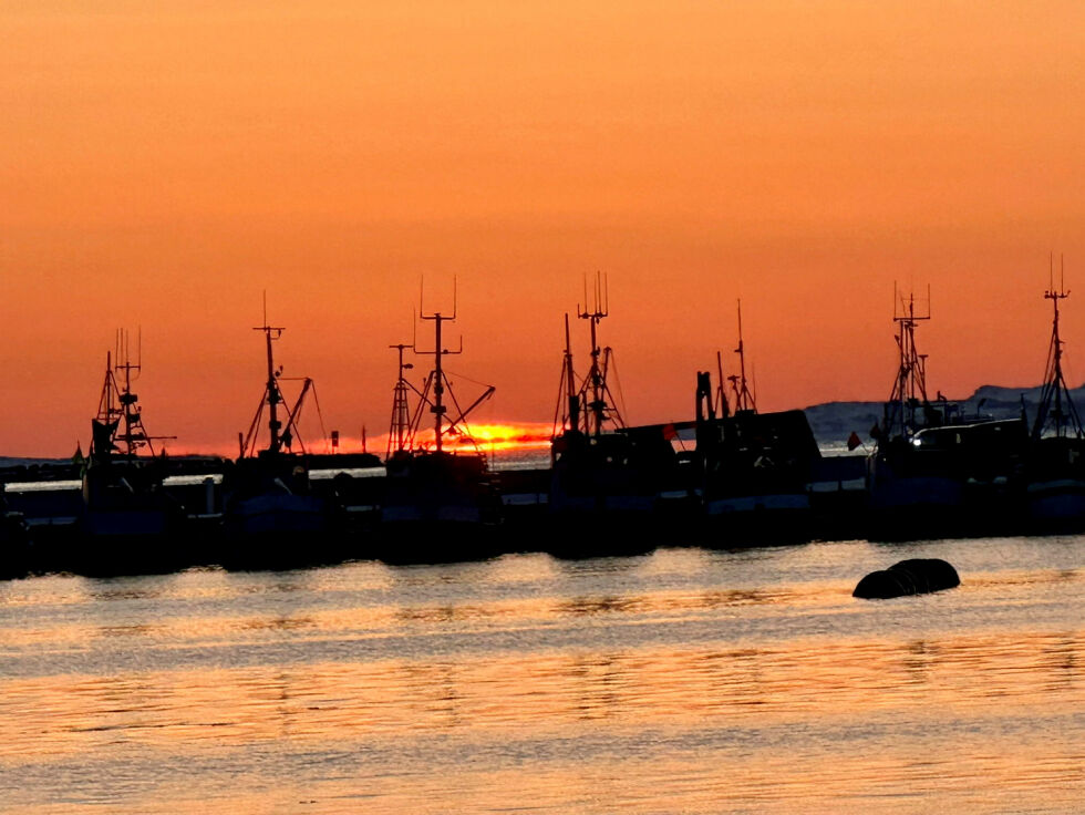 Solnedgang ved Vadsø havn.
 Foto: Privat