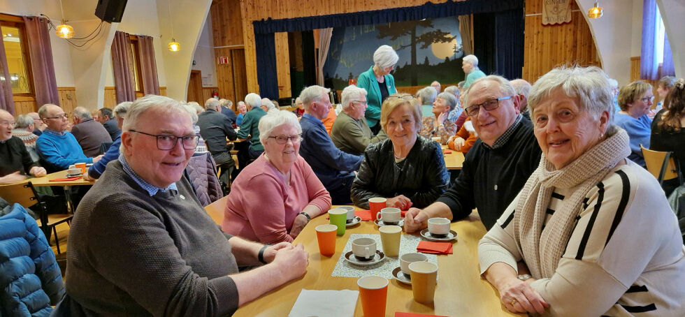 Noen av den glade Kirkenes-gjengen. Fra venstre leder Nils-Edvard Olsen, Arnhild Bakkeland, Astrid Tolk, Karl Karlsen og Eva Sivertsen.
 Foto: Hill Haga