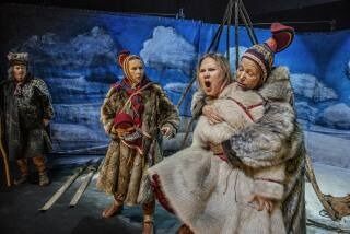Sámi Našunálateáhter/Samisk Nasjonalteater gjør klart til ur­premiere på forestillingen Human Zoo på Nationaltheatret i Oslo.
 Foto: Per Heimly
