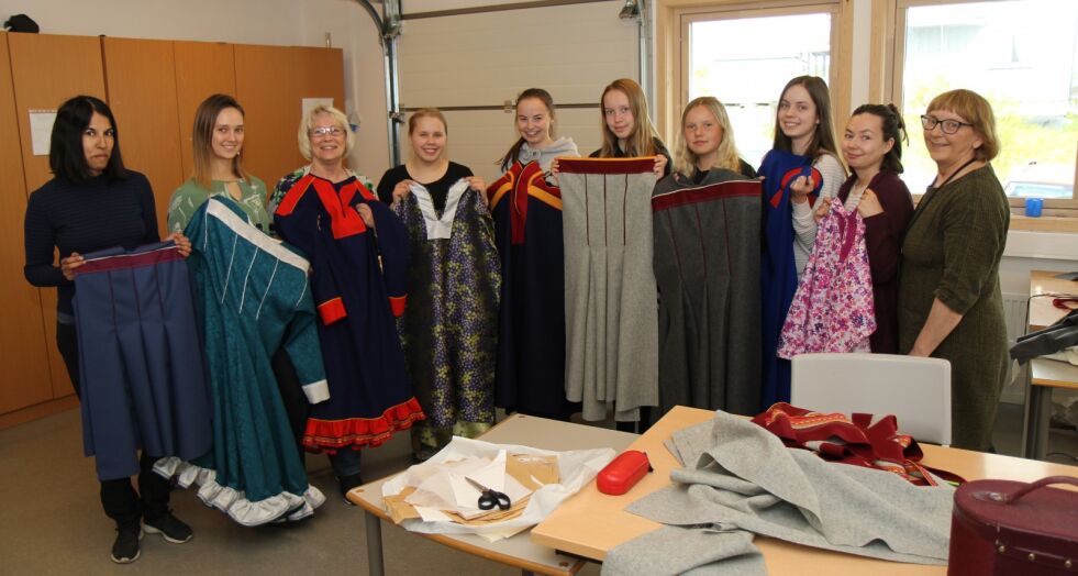 Gjennom en hel uke har lærere og elever holdt på med koftesying på oppvekstsenteret i Nesseby. Fra venstre Renate Nilsen, Maret Inga Smuk, Gunvor Bjørklund, Solveig M. Iversen, Eva Katrine Dikkanen Margit, Eline Mariell Holm, Sandra Kristine T. Andersen, Mariell Trane, Anne Ragnhild Porsanger og Jane Juuso. Også Julie Mudenia Noste og Malin Olsen deltok på kurset, men var ikke til stede da Ságat var innom.
Foto: Torbjørn Ittelin