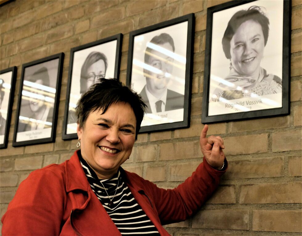 Ragnhild Vassvik, blant annet nyvalgt kommunestyre og formannskapsmedlem i Gamvik kommune, er nå å skue på veggen i fylkestingssaken, samme med de andre av fylkesordføreren fra 1976 til 31. desember 2019. Hun fikk delta i behandling av midler til sin egen kommune. FOTO: BJØRN HILDONEN