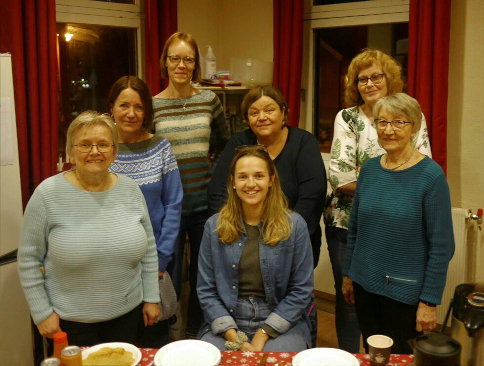 De sørget for at årets julemesse på Betania i Honningsvåg ble arrangert på en god måte. Foran fra venstre Inger Eriksen, Clemence Besneux og Elny Jensen. Bak fra venstre Britt Heidi Tveit, Tone Sæverås, Trine Jensen og Marith Bakkevoll.
Foto: Geir Johansen