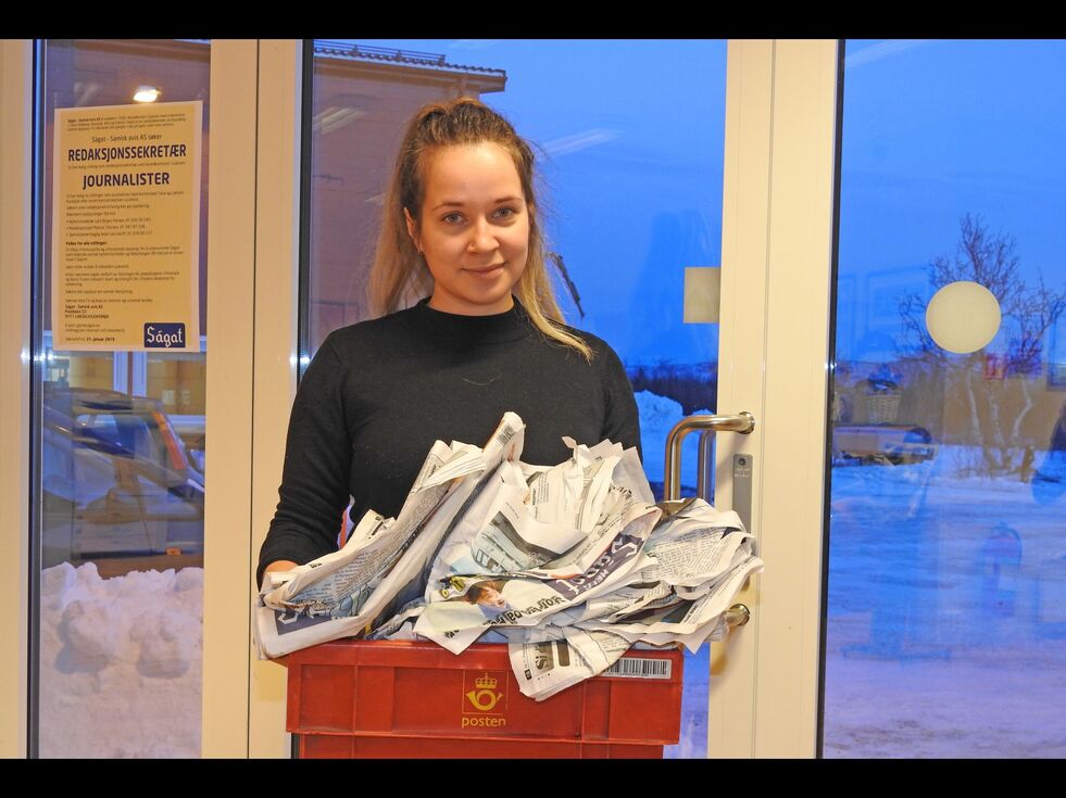 Det blir litt kaotisk og hektisk når vinden tar tak og sender aviser i helt feil retning. Uværet på torsdag tok tak i en av aviskassettene som skulle sendes sørover, og derfor må vi ettersende helgeavisa. Vi beklager.
 Foto: Kristin Marie Ericsson