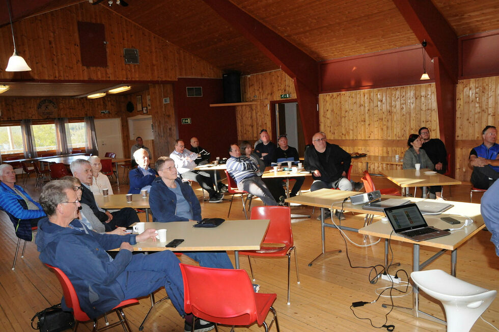 Et tjuetall godt voksne mennesker møtte opp på Tårnhallen onsdag kveld for å høre om Lerøys aktiviteter i Sør-Varanger.
 Foto: Hallgeir Henriksen