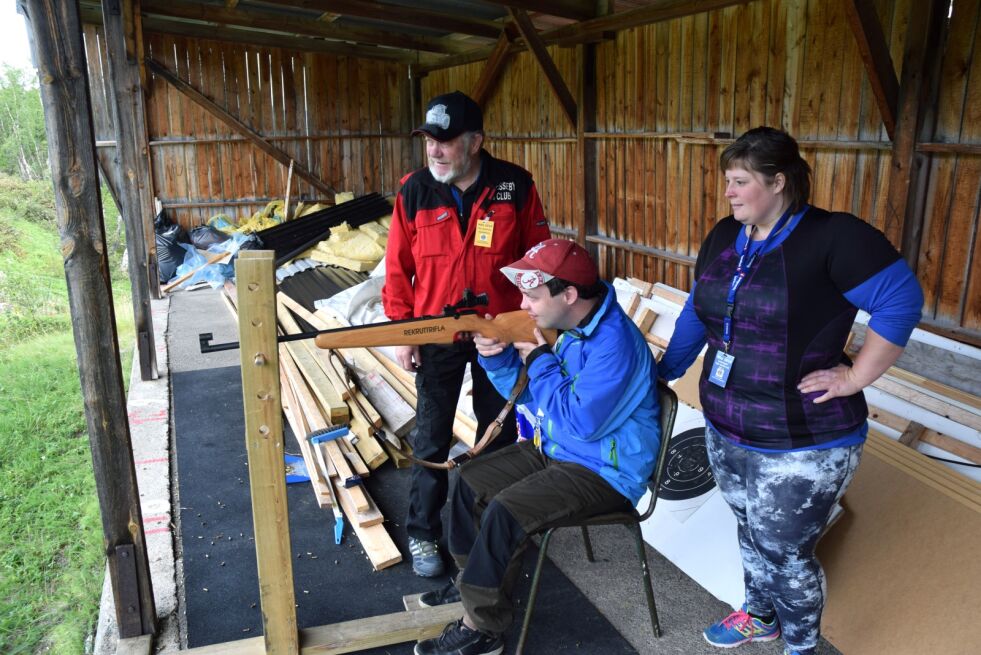 Deltaker Arne O. Skaug (sittende) fra Heradsbygda i Hedmark får teste luftgeværskyting, Per A. Mathisen
er instruktør, mens ledsager Ida Dellerud følger med.
 Foto: Tom Hardy