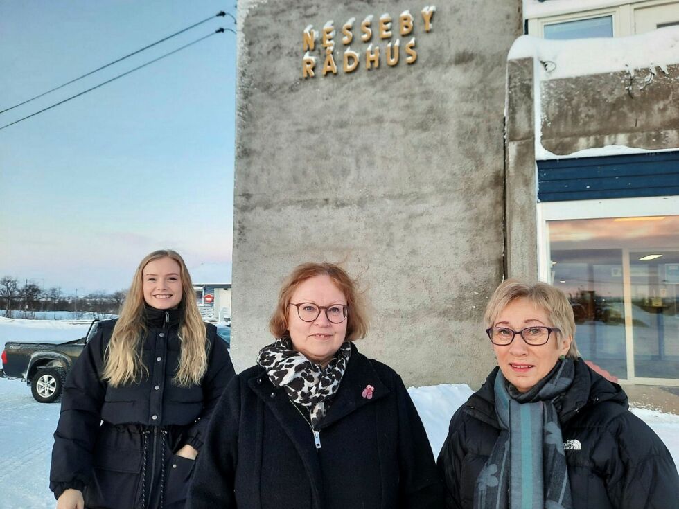 Prosjektleder Synne Fosse, konstituert administrasjonssjef Ann Jorid Henriksen og pensjonist Jenny Eriksen håper det kommer inn mange svar på spørreskjemaene innen fristen.
 Foto: Privat