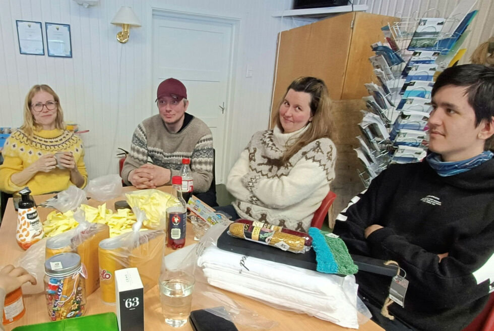 Denne gjengen var kommet fra Hammerfest og Lakselv for å feire påske på vestsida av Laksefjord. Fra venstre: Charlotte Pedersen, Bengt Olsen, Bettina Bjørkli og Julian Bjørkli.
 Foto: Hanne Klemetsen