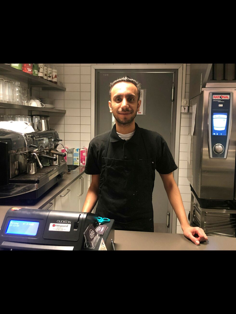 Mehran Akbarzadeh kunne fortelle at det var superpopulært med bidos. – Så mange forsynte seg at vi rett og slett ble utsolgt! forteller han til Ságat.
 Foto: Hannah Persen