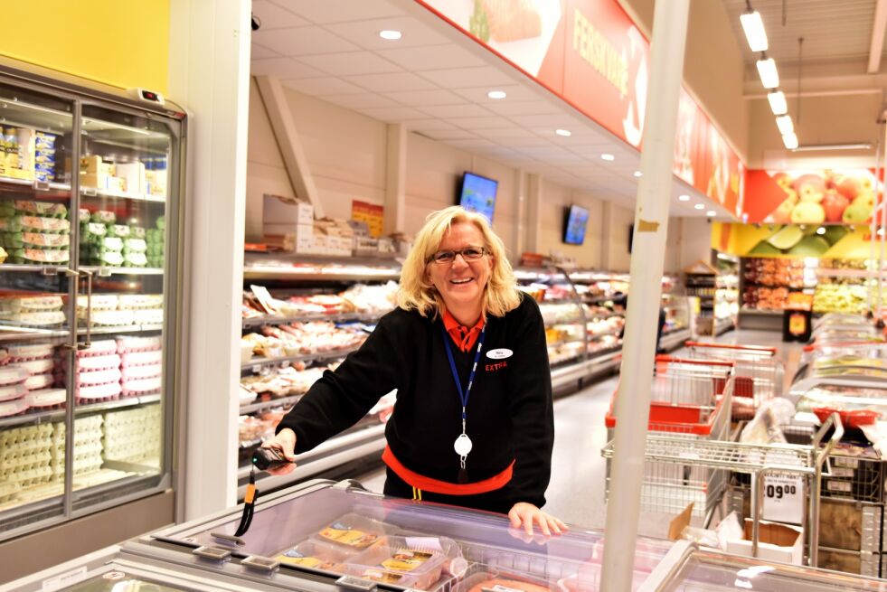 Når Ságat møter Coop Extras nye butikksjef, Nina Valstad, er hun i full gang med å sørge for at julemathungrige kunder ikke går tomhendt hjem.
 Foto: Bjørn Arne Johansen