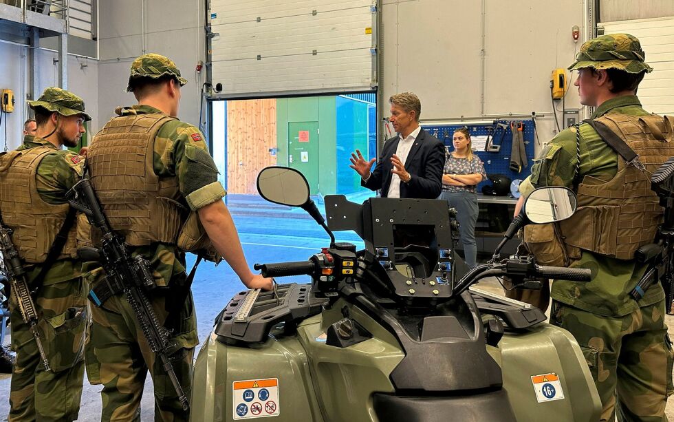 Her orienterer statsråd Aasland grensevakter om både kraft og sikkerhet.
 Foto: Olje-og energidepartementet