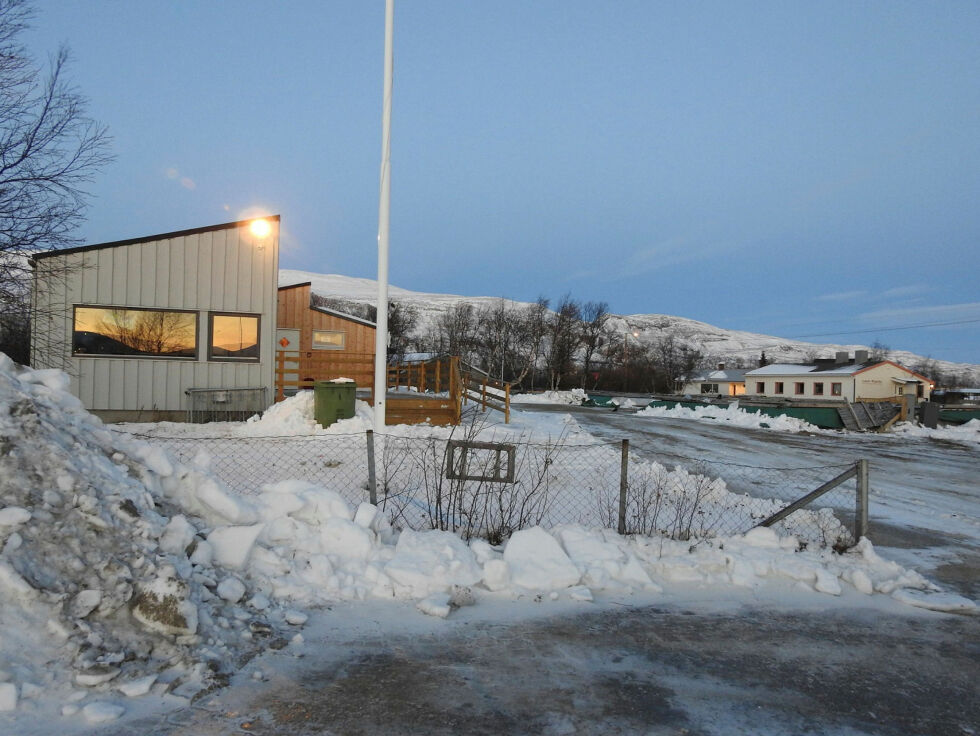 Lakselv Røde Kors så for seg at det nye bygget skulle bli et allbrukshus for kommunen. De planene er skrinlagt, og nå ser det ut til at kommunen ikke vil inn i det nye bygget som skal reises på branntomta til høyre på bildet etter brannen i 2018. FOTO: Kristin Marie Ericsson
