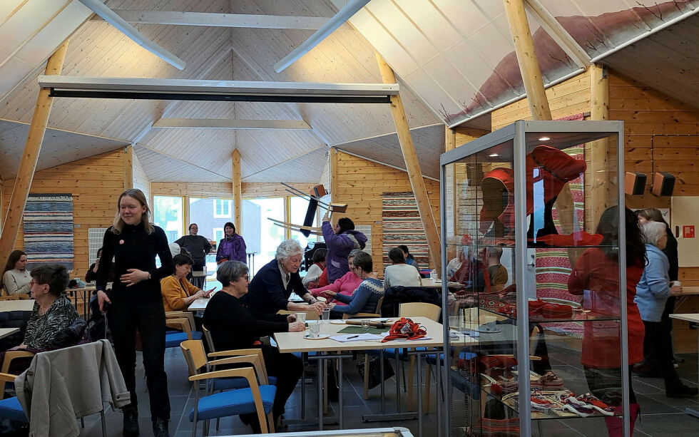 Det var fullt ved alle bordene i utstillingslokalet på Kvensk institutt.
 Foto: Liss Beth Gjertsen Nyby