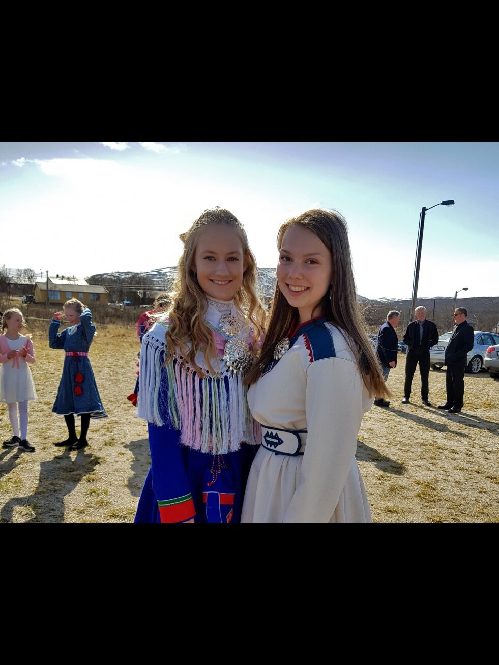 Andrea (14) og Elisabeth (15) stod for 17. mai-lekene.
 Foto:  Helén Johannessen