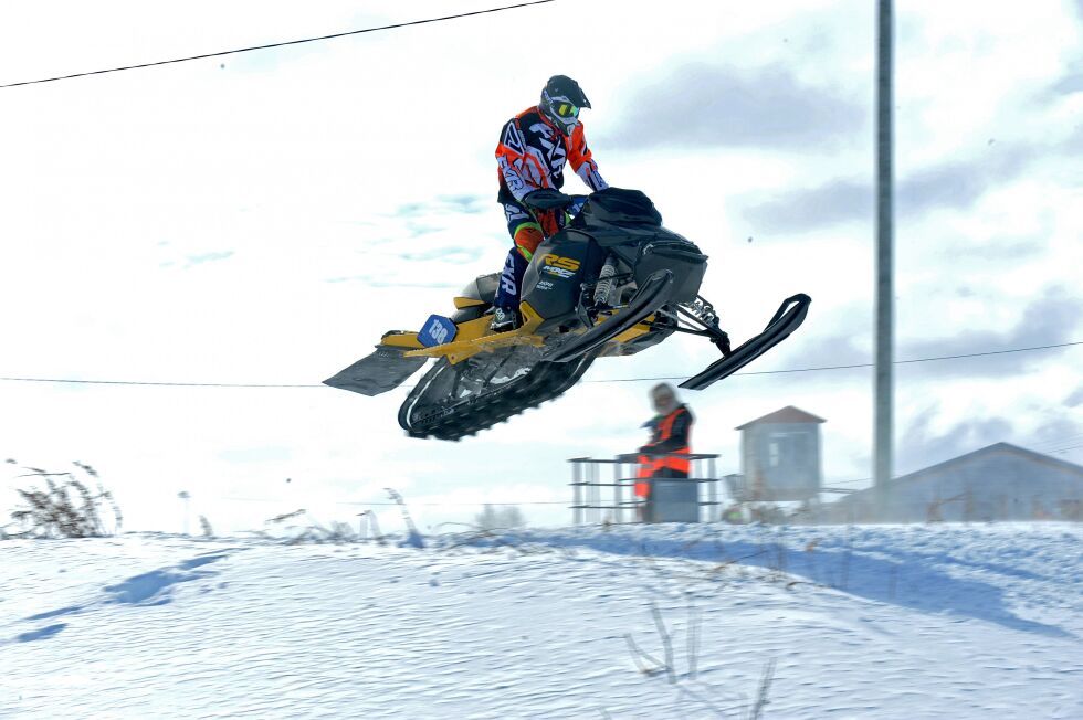 Niillas Issat Johan Hætta vant sin klasse under Påskecrossen i Kautokeino.
 Foto: Erik Brenli