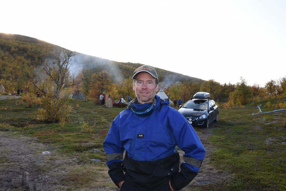 Nussir-direktør Øystein Rushfeldt besøkte i høst NSRs lavvo-camp, der organisasjonen forberedte motstanden mot gruveprosjektet. Nå har han tatt første stikk i retning kobberdrift i fjellene bak ham, etter at regjeringen innvilget driftskonsesjo
 Foto: Lars Birger Persen (Arkiv)