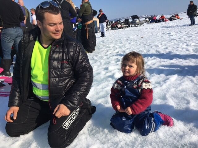 Joakim Rasmussen og datteren Sofie hadde tatt turen fra Lakselv og til Øvre Karlvann.
 Foto: Lisbeth Myrvang