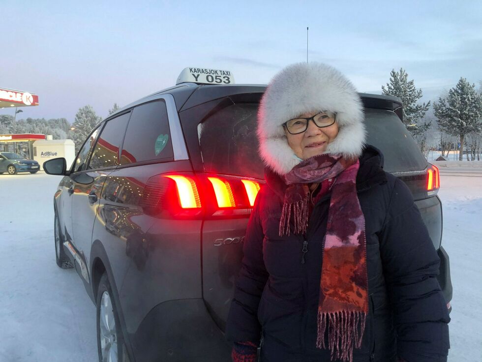 Inger Larsen (78) sier hun er litt sur på Karasjok drosjer.
 Foto: STEIN TORGER SVALA