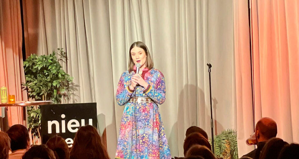 Isalill Kolpus sa opp lærerjobben og satset på standup i 2020. Etter det har hun blitt en av NRKs nye humorprofiler og gjør stor suksess på stand-up-scener over hele landet.
 Foto: Hannah Persen