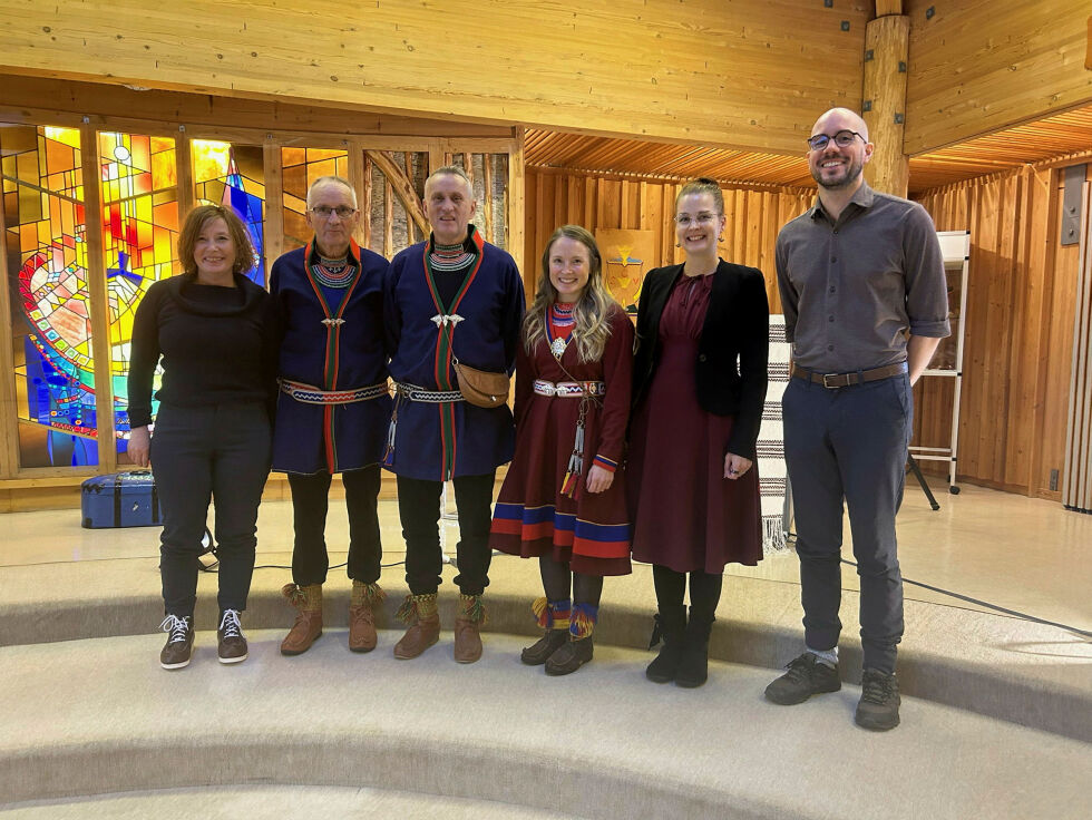 Her er teamet som har jobbet i prosjektet med Divvuns sørsamiske språkdel, sammen med Jacobsen-brødrene. Fra venstre: Maja Lisa Kappfjell, Halvard Jacobsen, Nils Johan Jacobsen, Ina-Theres Andrea Sparrok, Katri Hiovain-Asikainen og Thomas Kjærstad.
 Foto: Privat