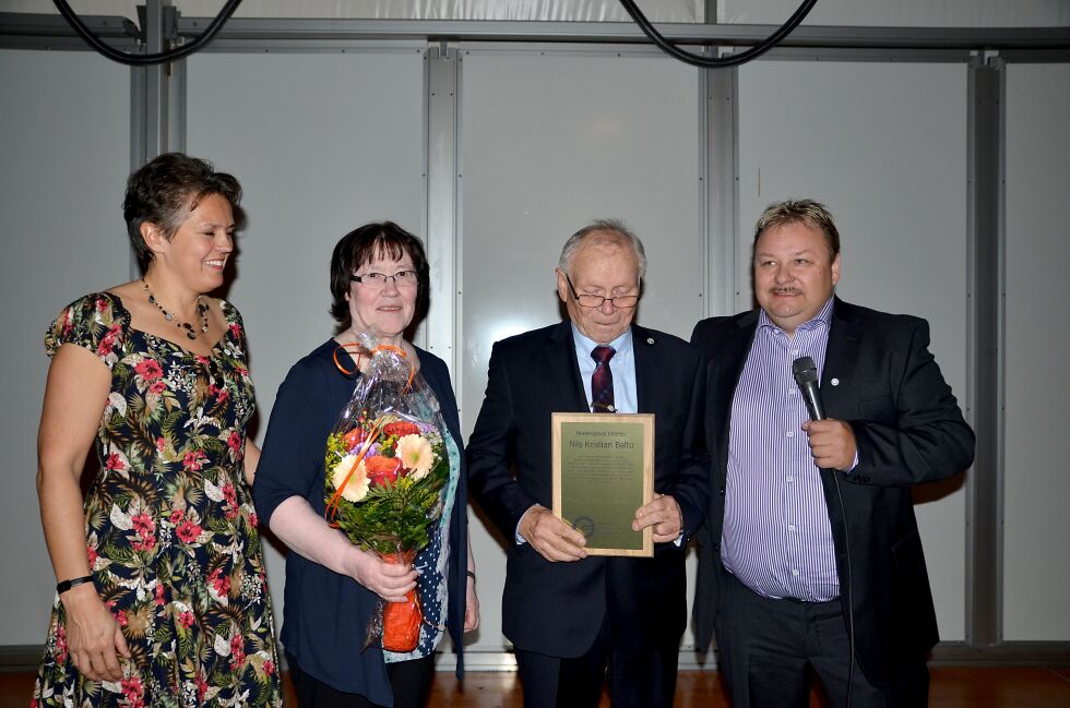 Fra venstre MEFs regionsjef Randi Pedersen, Anna Ragnhild Balto, Nils Kristian Balto og MEFs styreleder Svend Ingvar H. Larsen under seremonien i Alta, der ekteparet Balto ble hedret.
 Foto:  Claus Bergersen