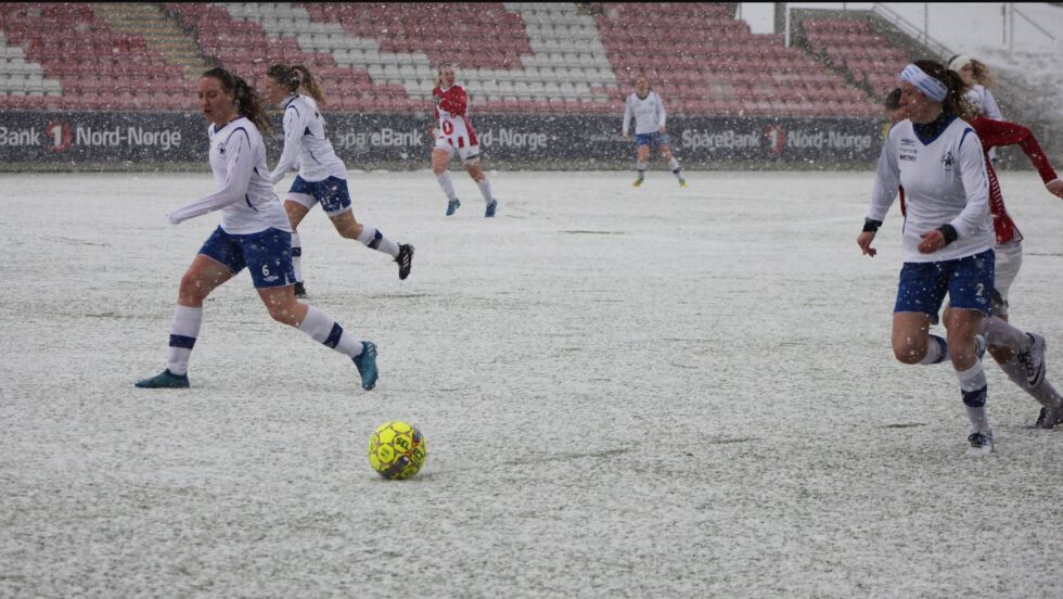 Det var vinterlige forhold da Polarstjernen møtte Tromsø IL på Alfheim lørdag kveld, en kamp som endte 1-1.
 Foto: Anita Andersen
