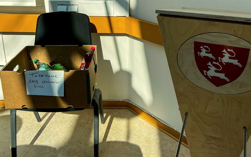 Stig-Ronny Nilsen (FrP) spanderte tabbekasse med brus til formannskapet.
 Foto: Irene Andersen