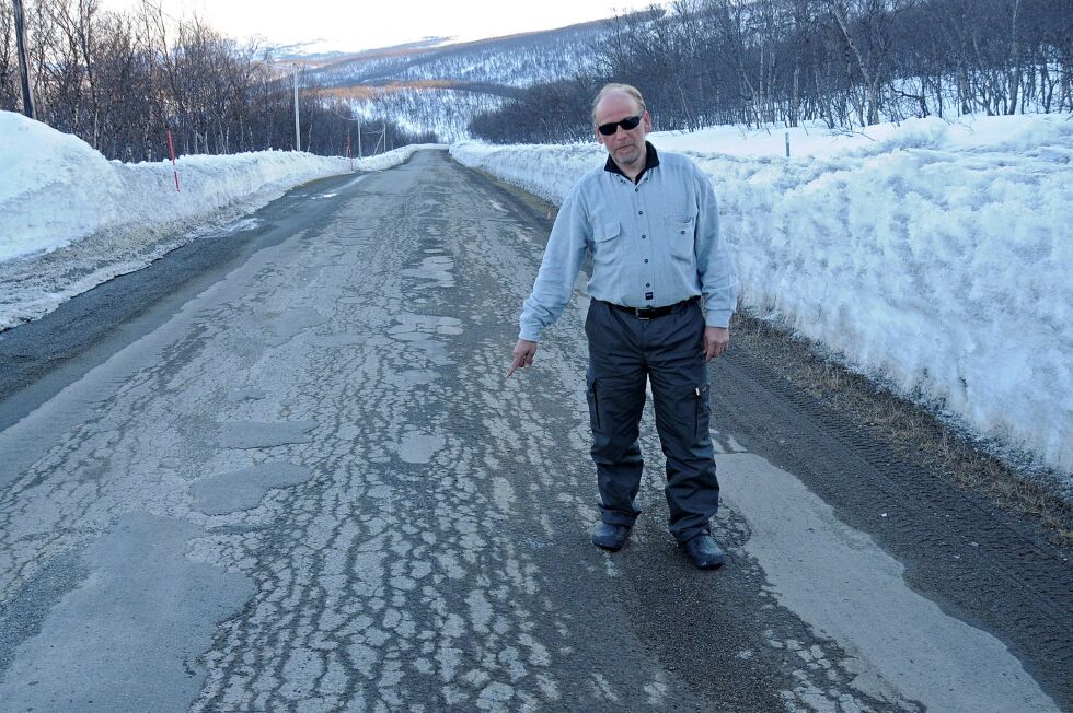 Is­fis­ke­tur­ist Elmer Tsääro fra Tam­pe­re i Fin­land vi­ser frem vei­en slik den var i 2007. Bil­det er tatt mel­lom Torhophøgda og Smal­fjord. ARKIVFOTO: TOM HAR­DY