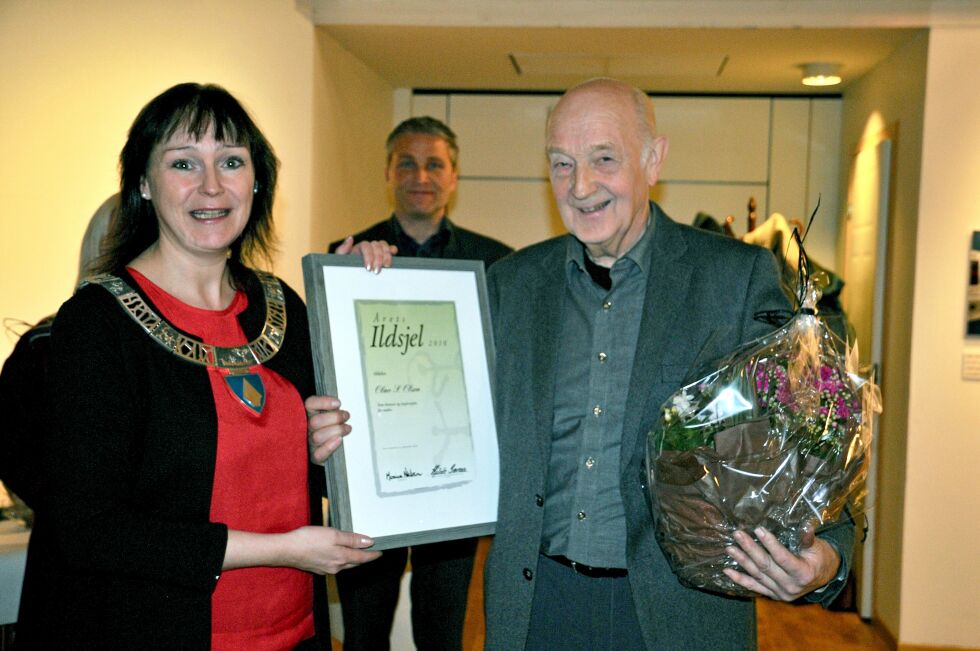 Olav S. Olsen har i en mannsalder arbeidet for å legge til rette aktivitetsområder for idrett og fysisk aktivitet. Han fikk Alta kommunes ildsjelpris overrakt av ordfører Monica Nielsen på Alta museum.
 Foto: Rita Heitmann