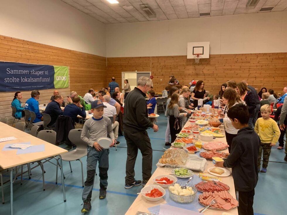 Nøyaktig 302 personer ble registrert på frokosten  i Varangerbotn mandag morgen.
 Foto: Roger Finjord, Finnmark Fotballkrets
