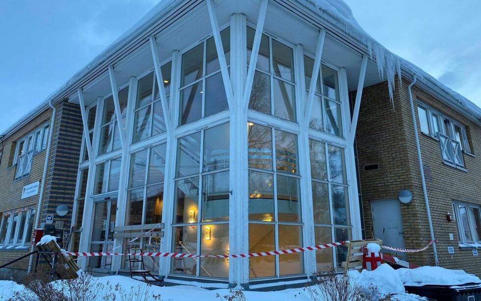 Stort sne­fall har ført til at det dan­ner seg is­tap­per på eld­re­sen­te­ret i Kir­ke­nes, og da måt­te det av­sper­rin­ger til. Foto: Hall­geir Hen­rik­sen